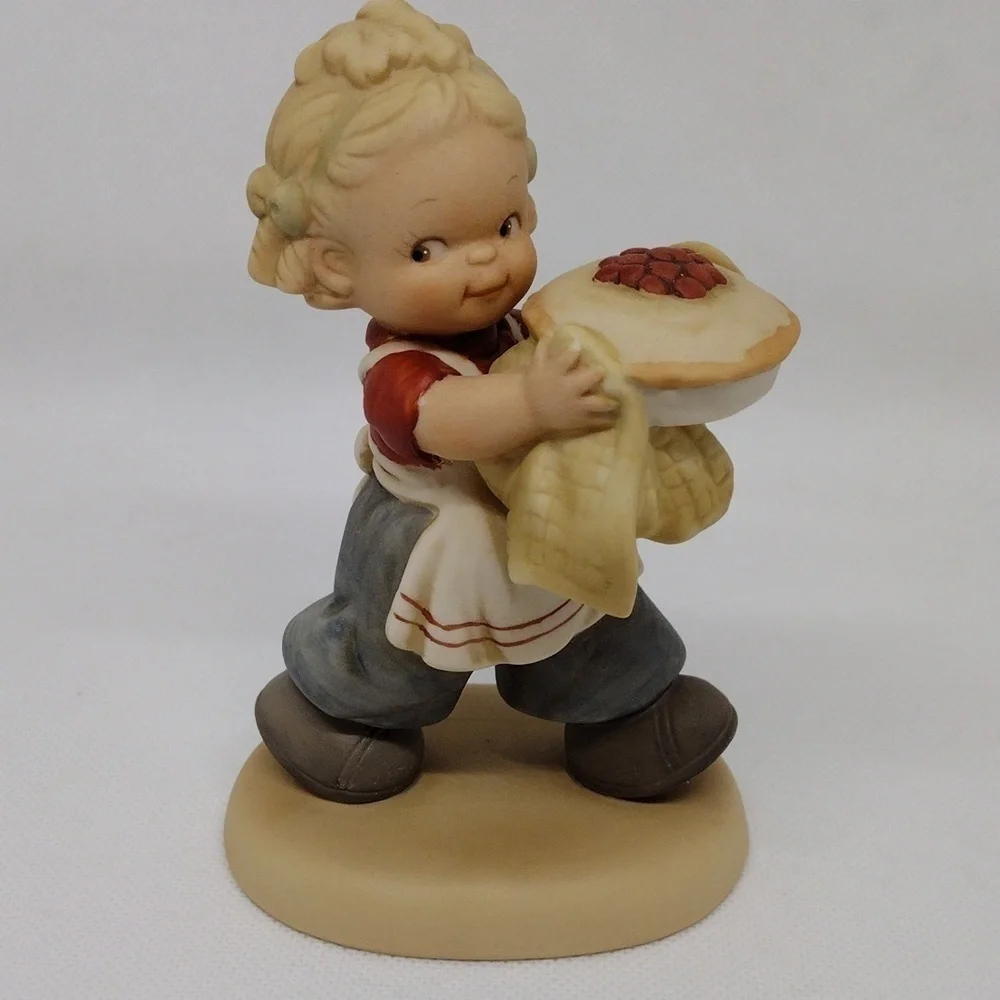 Vintage Enesco Special Edition 1989 Girl with Pie Porcelain‎ Figurine